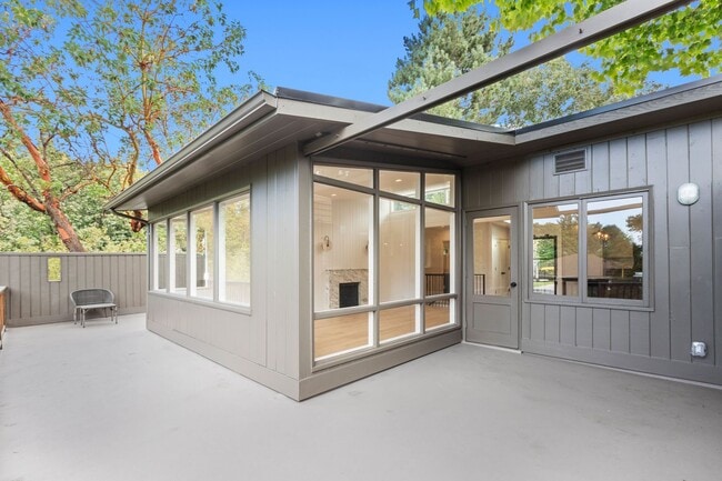 Building Photo - 3bd/2.5ba Seattle House