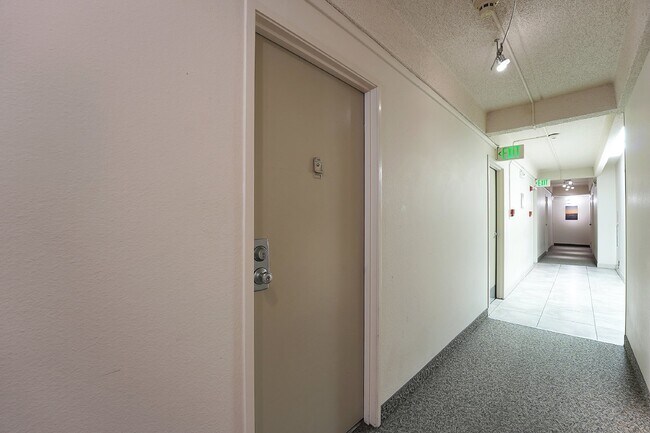 Building Photo - $1,395.00, stunning 1 bed, 1 bath condo in...