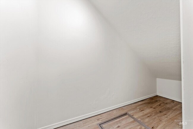 Building Photo - 513 Stanley Lake St