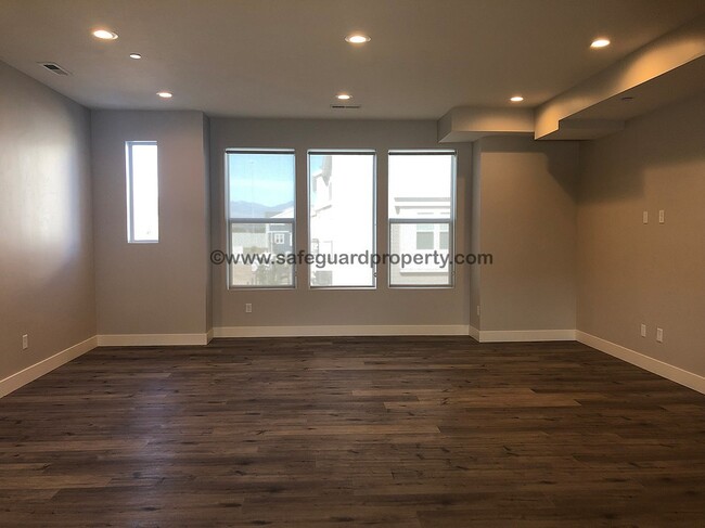 Building Photo - Stunning Draper Townhome with Beautiful View