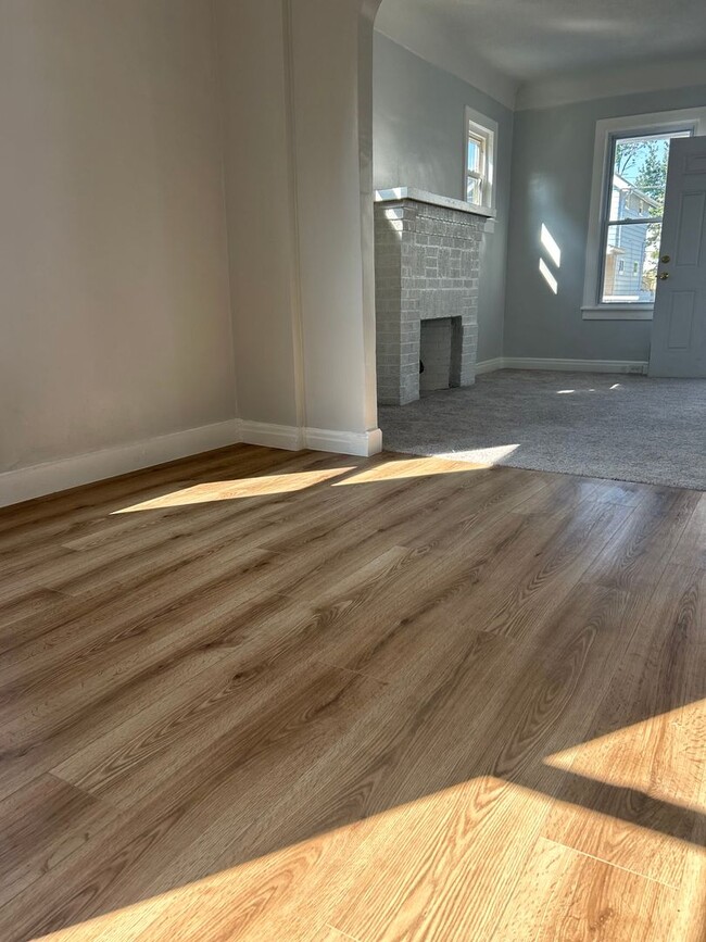 Building Photo - 3 bedroom, 1 bath single family house