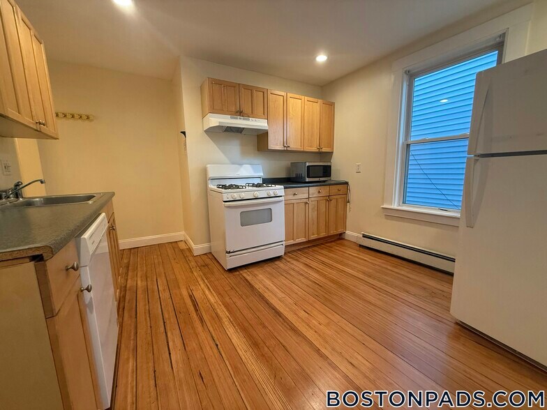 Building Photo - 64 Pleasant St