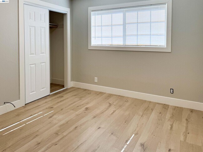 Building Photo - 2071 Seacliff Dr