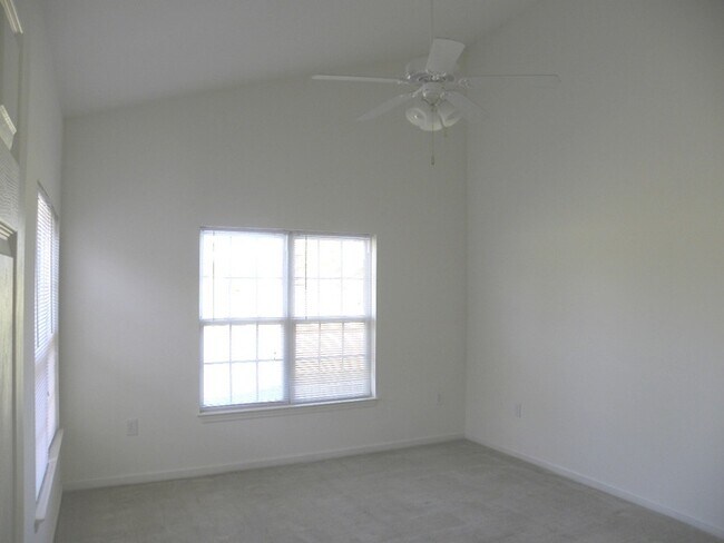 Building Photo - Independence South Brick Townhouse Community next to Golf Course w/ Patio, Nice Master, Vaulted C...