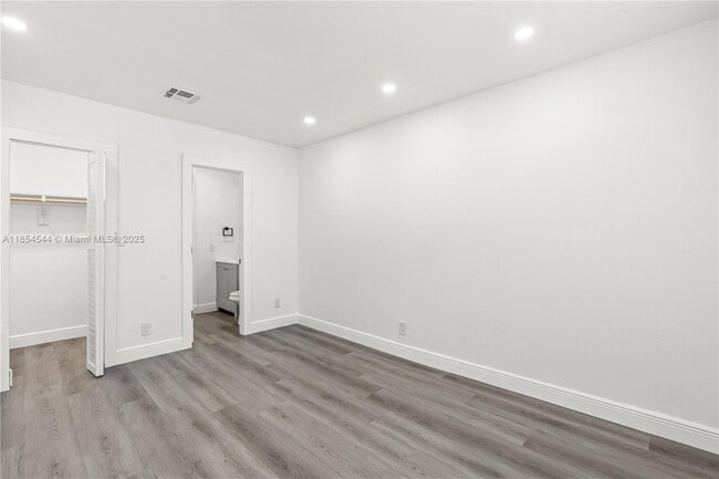 Building Photo - 1400 NE 57th Ct