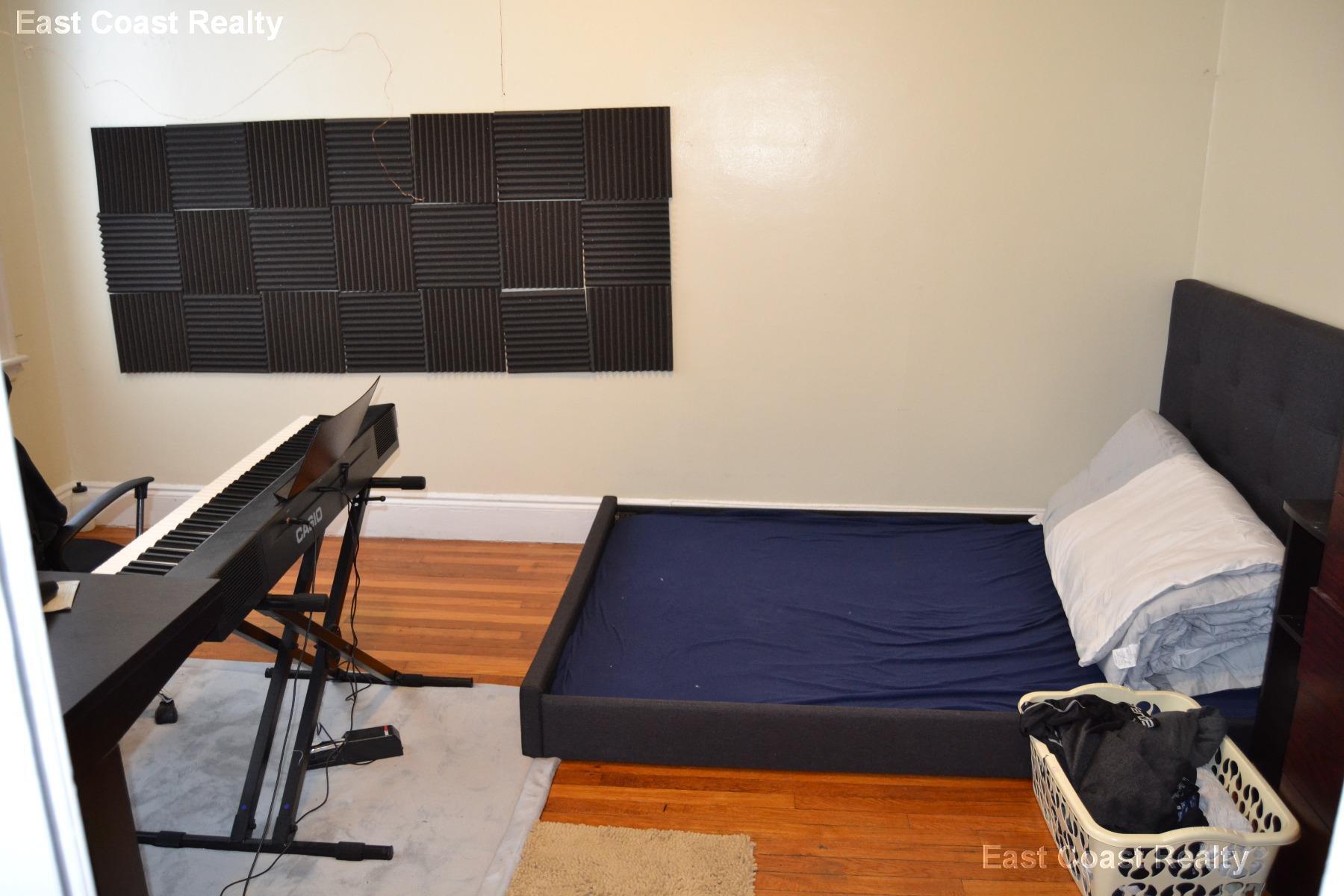 Building Photo - 220 Kelton St