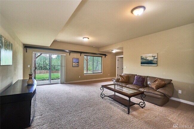 Building Photo - Kent Duplex LOWER Unit with Huge Yard & Private Feel