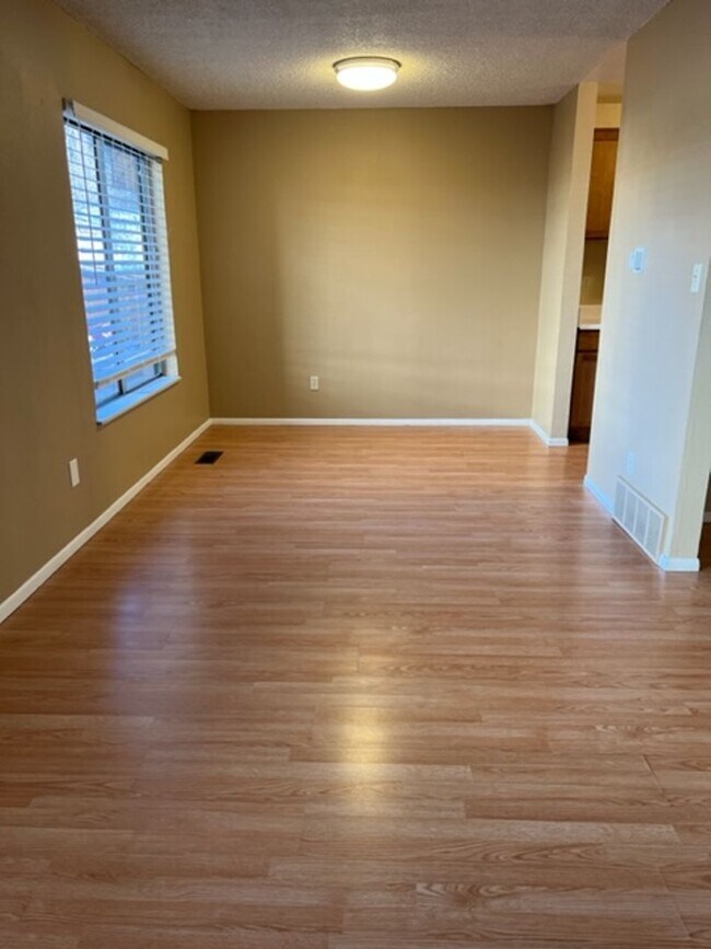 Building Photo - Two bedroom Condo on Westside!! 1 MONTH FREE