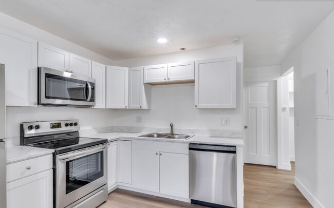 Building Photo - Remodeled 2-bedroom, 1-bathroom apartment ...