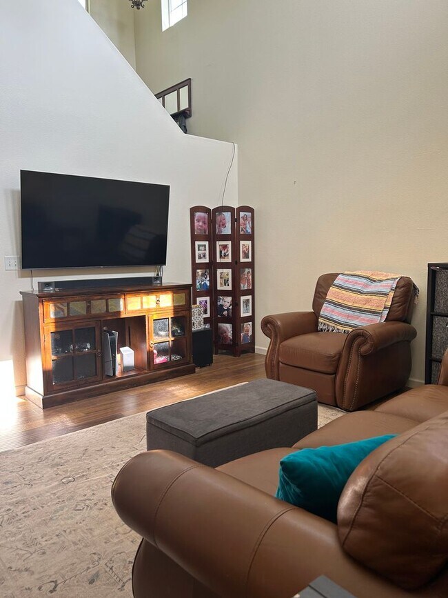 Building Photo - Welcome to your new home!  3 beds, 2.5 bat...