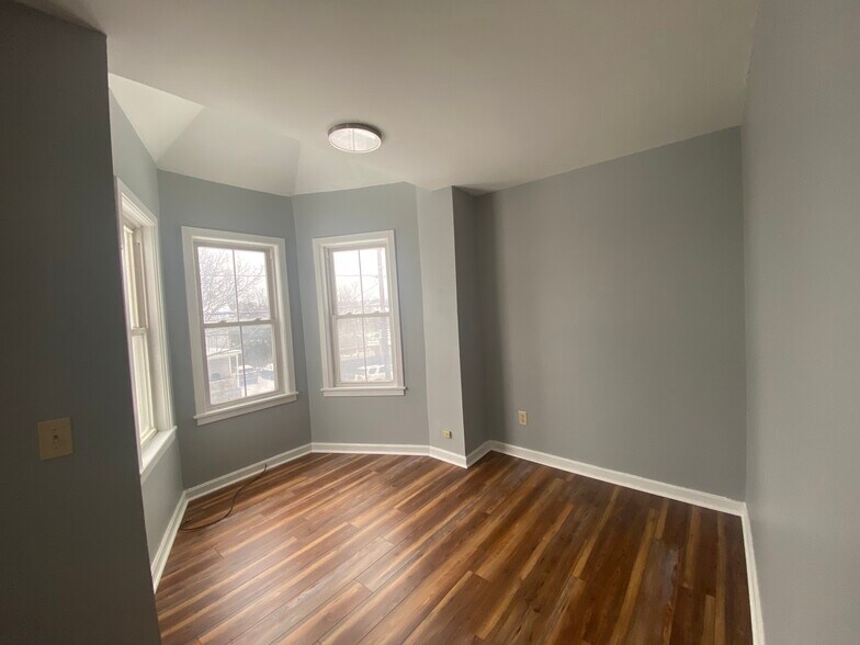 Building Photo - 55 Chase St