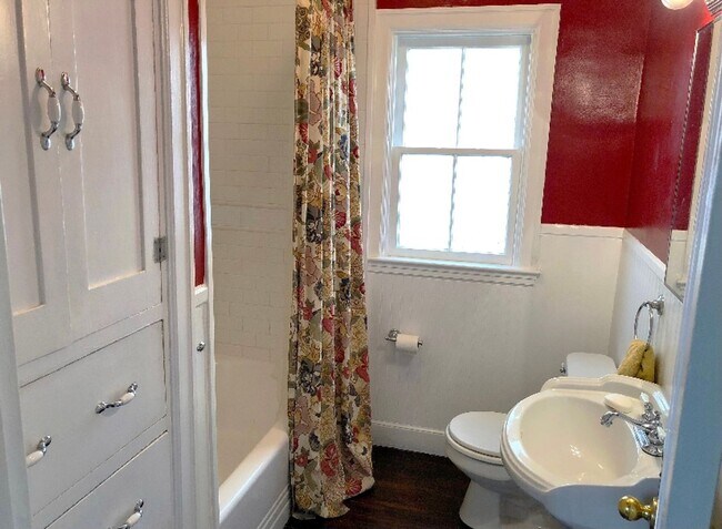 Building Photo - Quaint 3 Bed, 2 Bath Home