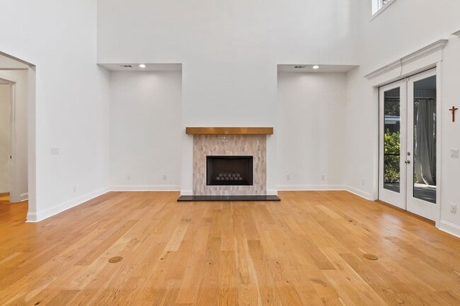 Building Photo - Pool/ Waterfront/ Custom Home in Waterways!