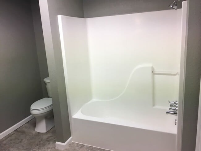 Building Photo - 3bedroom/1 bath apartment -upstairs above ...