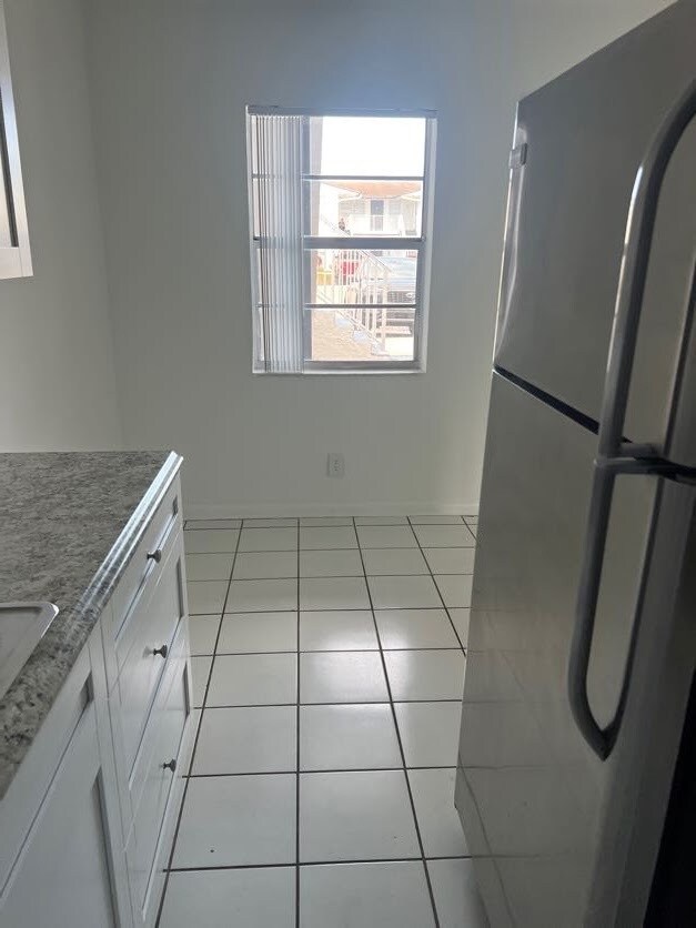 Building Photo - 374 Sunshine Dr