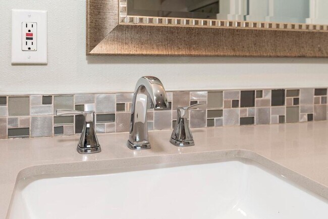 Building Photo - **Remodeled** spacious 5 bedroom home!!!