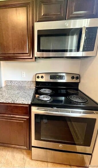 Building Photo - 525 Fairbrook St