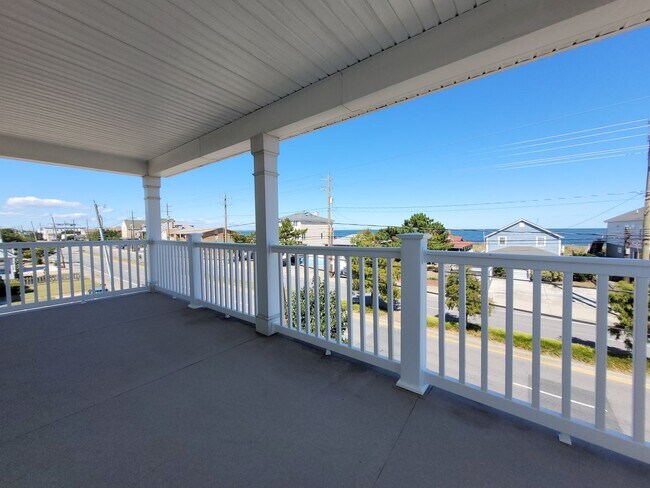 Building Photo - WILLOUGHBY BEACH