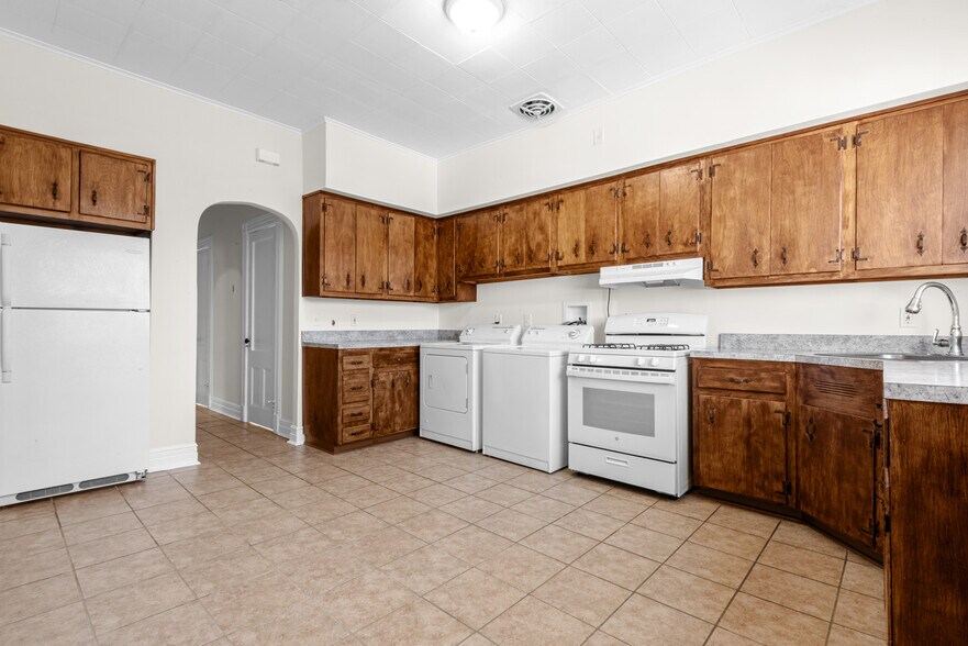 Building Photo - 711 6th St