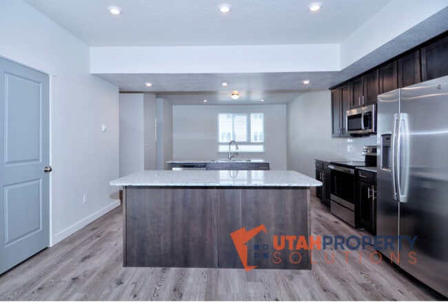 Building Photo - 1013 W 400 S