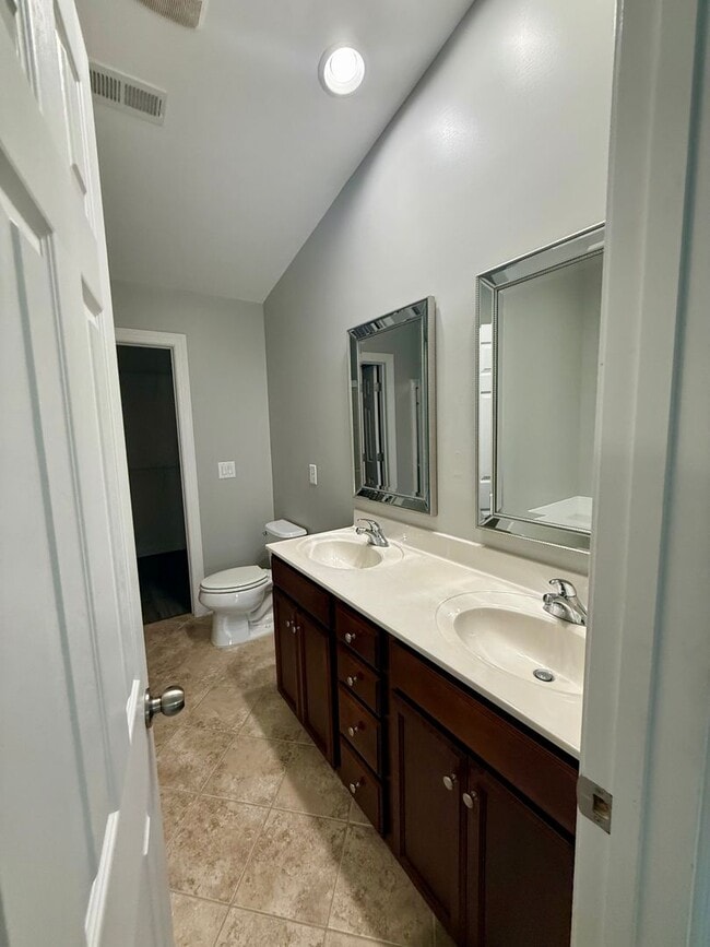 Building Photo - Two bedroom, 2.5 bath condo townhome in Bu...