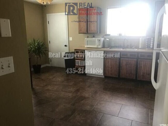 Building Photo - 3 Bed 2 Bath Duplex