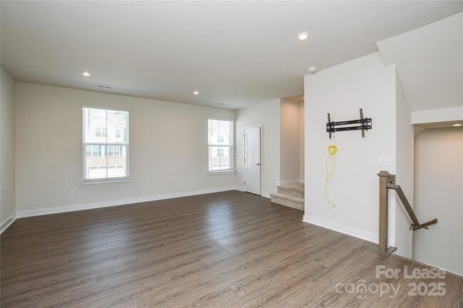 Building Photo - 9833 Oaklawn Blvd NW