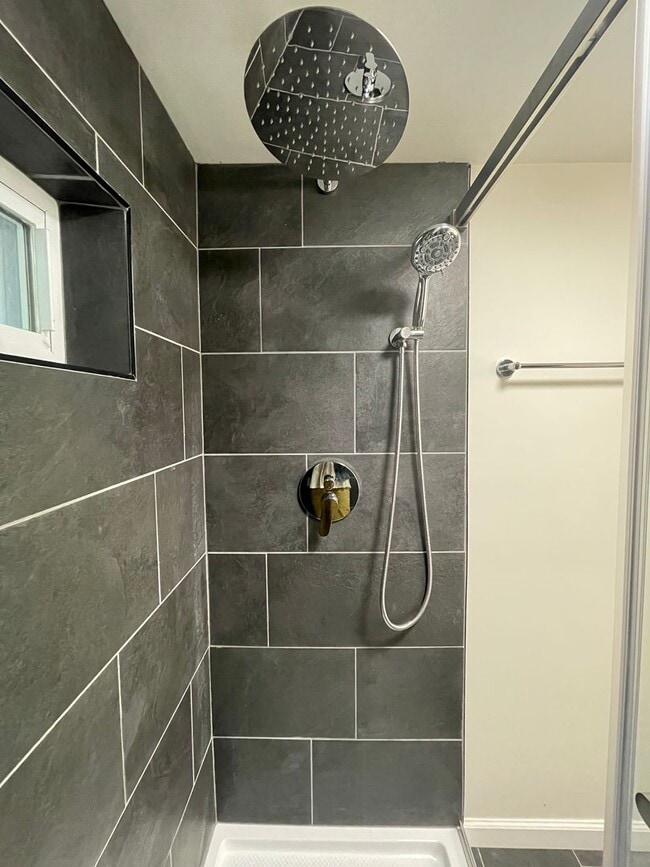 Building Photo - Nicely updated 2bd/2ba bungalow in Royal Oak w/ master bathroom suite