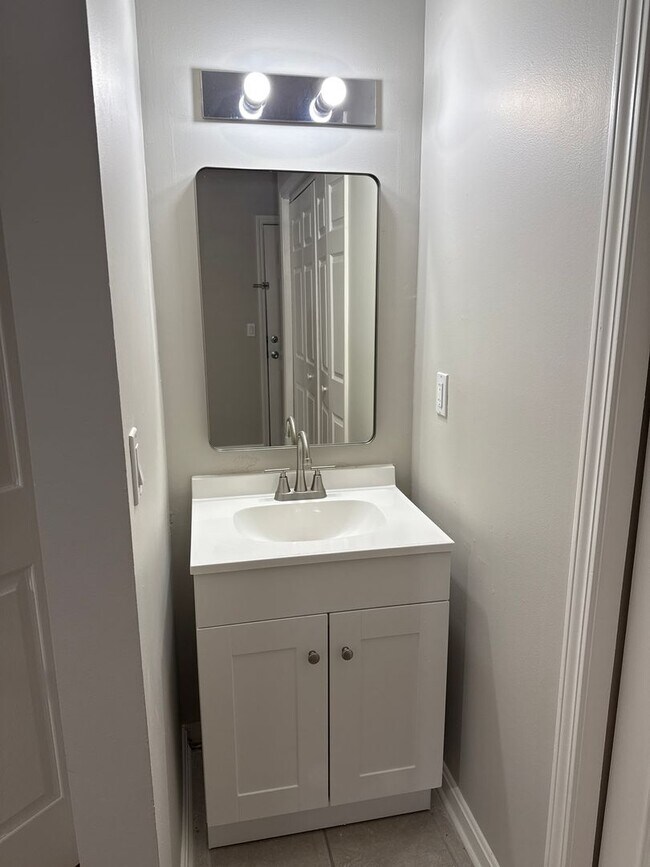 Building Photo - Nice duplex in a convenient location