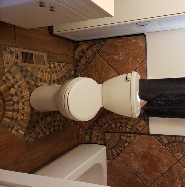Building Photo - Beautifully Remodeled 2 Bdrm/2Ba Home with Water/Sewer/Garbage Paid