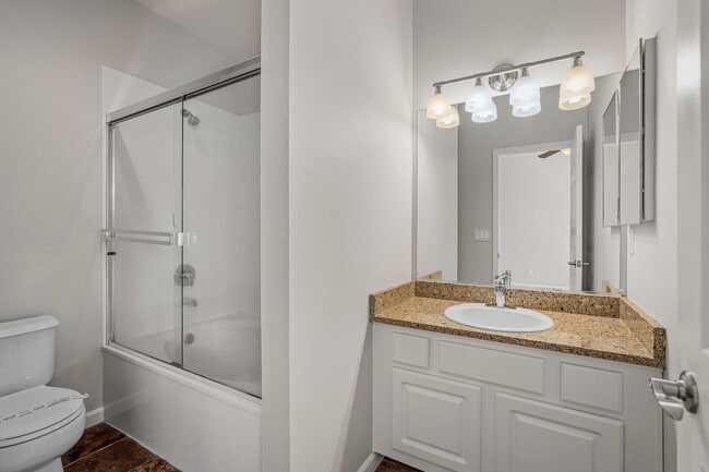 Building Photo - Beautiful 2-bedroom, 2 bath Condo in Gated Community