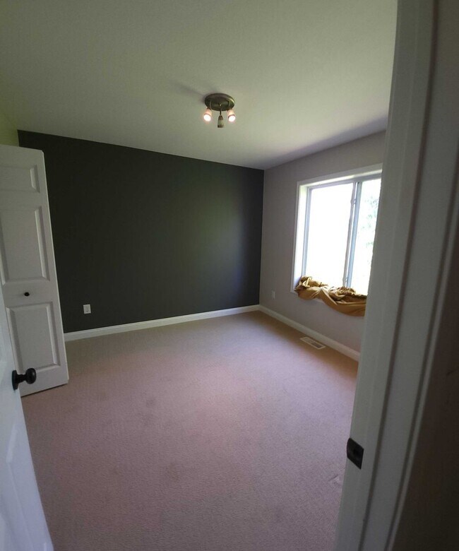 Building Photo - Ready to go forest lake 3 bed 4 bath townh...
