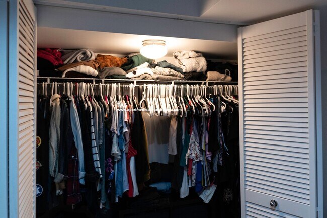 Building Photo - Massive Condo Quality 2 Bed / 2.5 Bath Duplex Down in Wrigleyville!