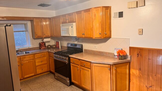 Building Photo - 5501 N California Ave