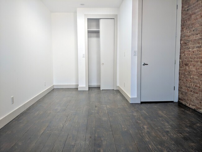 Building Photo - 18-28-28 George St