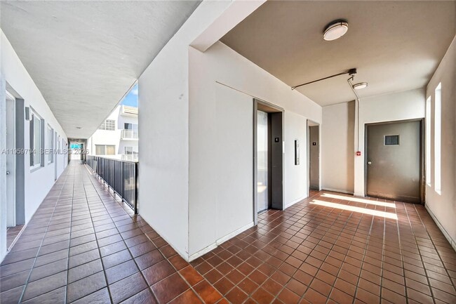 Building Photo - 900 SW 84th Ave