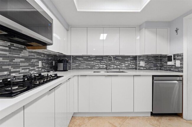 Building Photo - 4 bedroom in Hollywood FL 33024