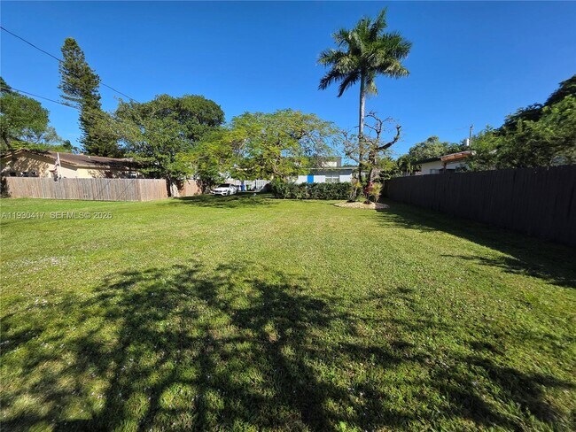 Building Photo - 811 NE 14th Ct