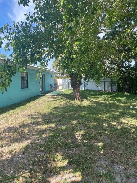 Building Photo - 104 W Osceola Ln