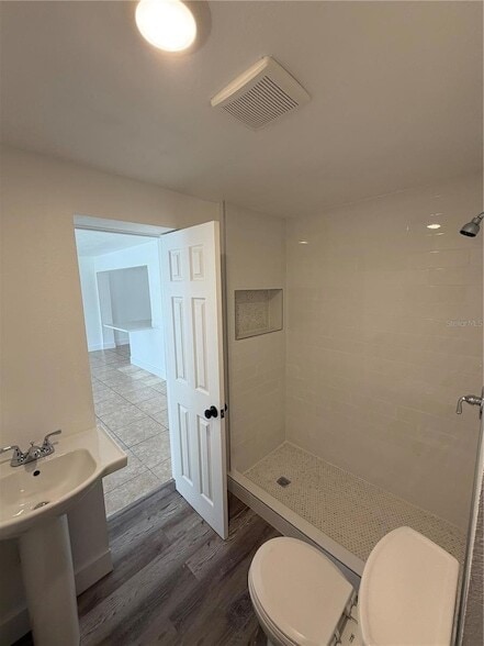 Building Photo - 1702 W Dempsey Ave