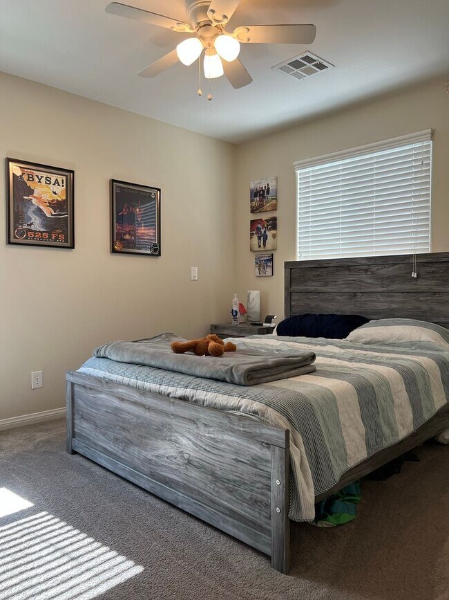 Building Photo - ABSOLUTELY AMAZING! Large 4 bedroom 2 stor...