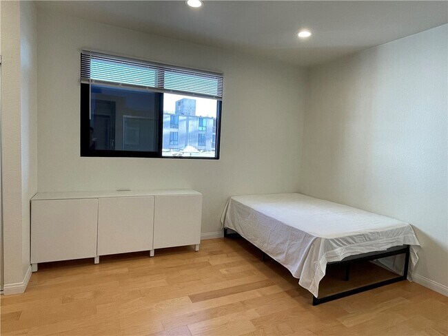 Building Photo - 533 S St Andrews Pl