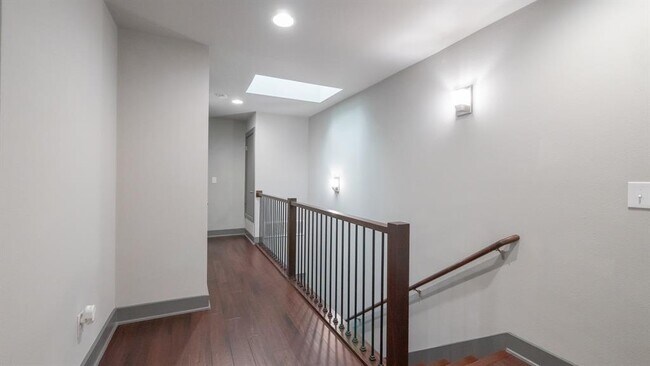 Building Photo - 2009 Uphill Ln