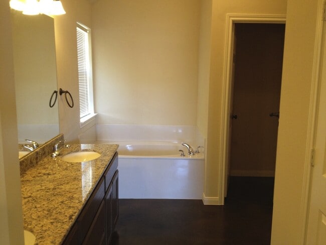 Building Photo - 3BR / 2BA Duplex in Hewitt, Texas | Midway...