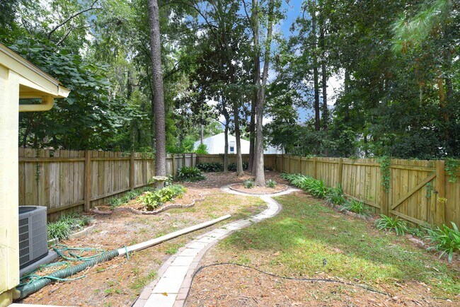Building Photo - 2046 Gardenbrook Ln