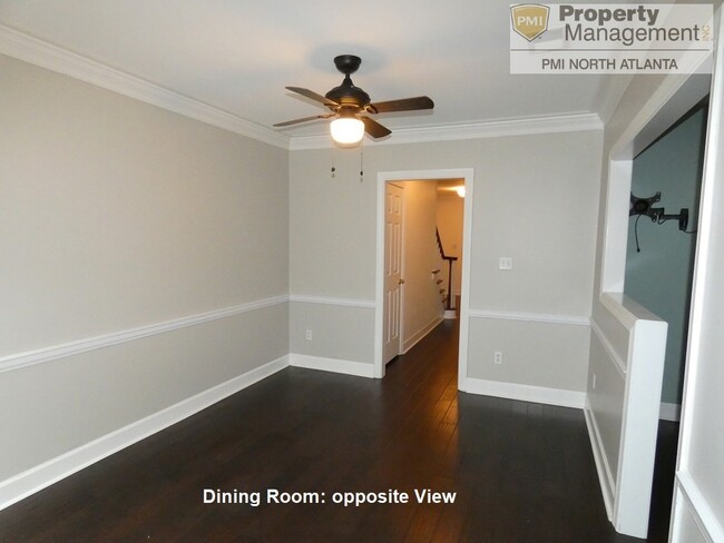 Building Photo - Charming townhome is gated community!