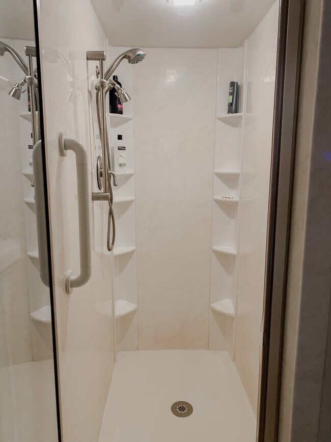 Building Photo - 1050 N Corona St