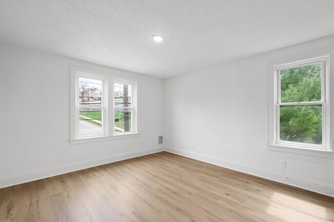 Building Photo - MOVE IN READY FOR MID-OCTOBER! RENOVATED 2...