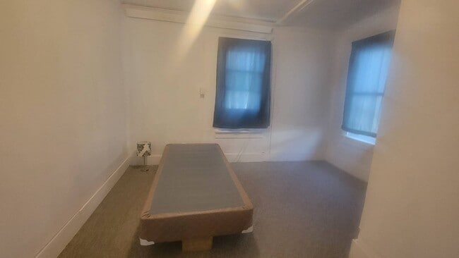 Building Photo - 1020 5th St