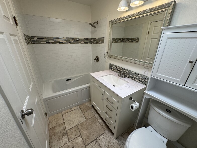 Building Photo - 1121 Calle Tulipan